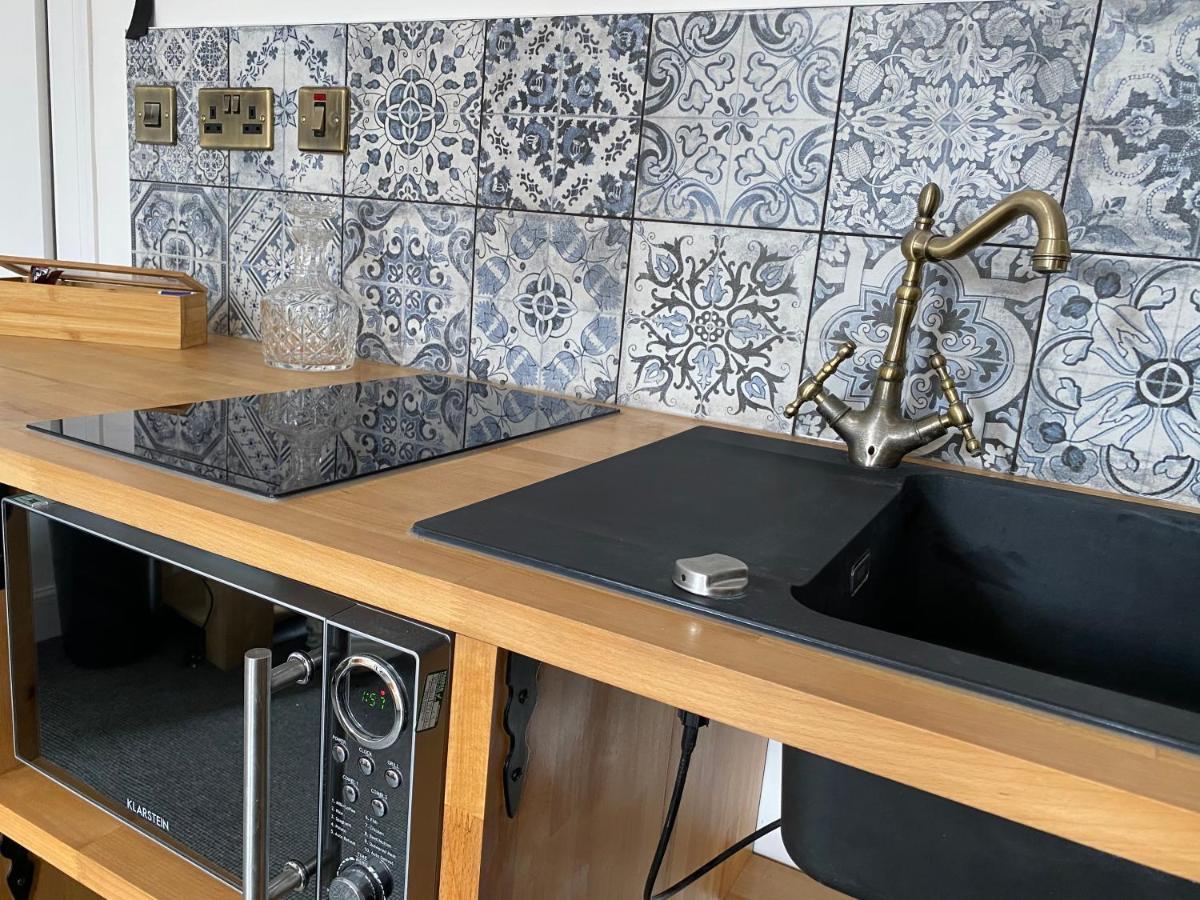 Queen Street Boutique Suites Edimburgo Exterior foto A kitchen with a black sink