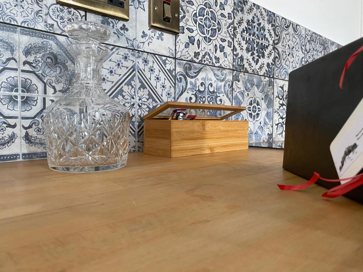 Queen Street Boutique Suites Edimburgo Exterior foto A kitchen countertop made of laminate