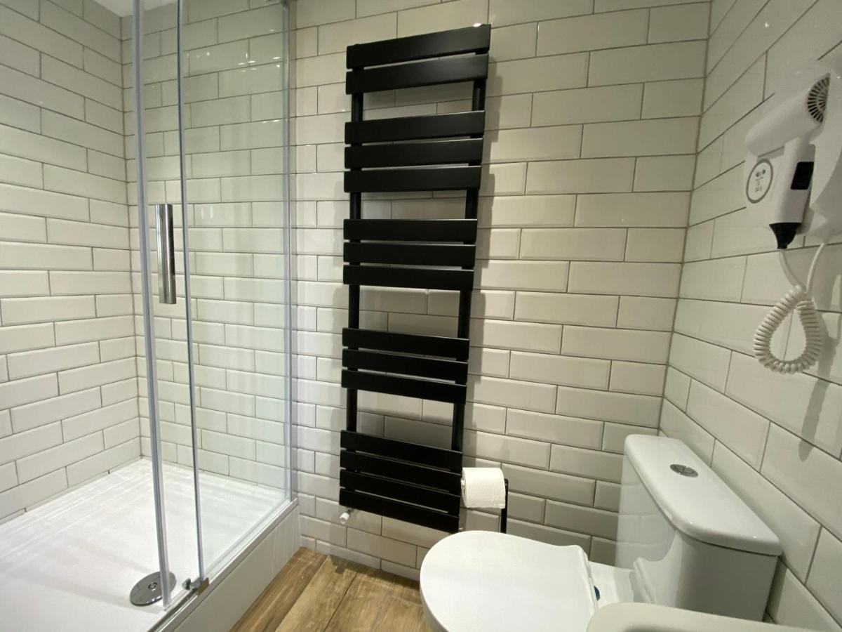 Queen Street Boutique Suites Edimburgo Exterior foto A heated towel rail in a bathroom