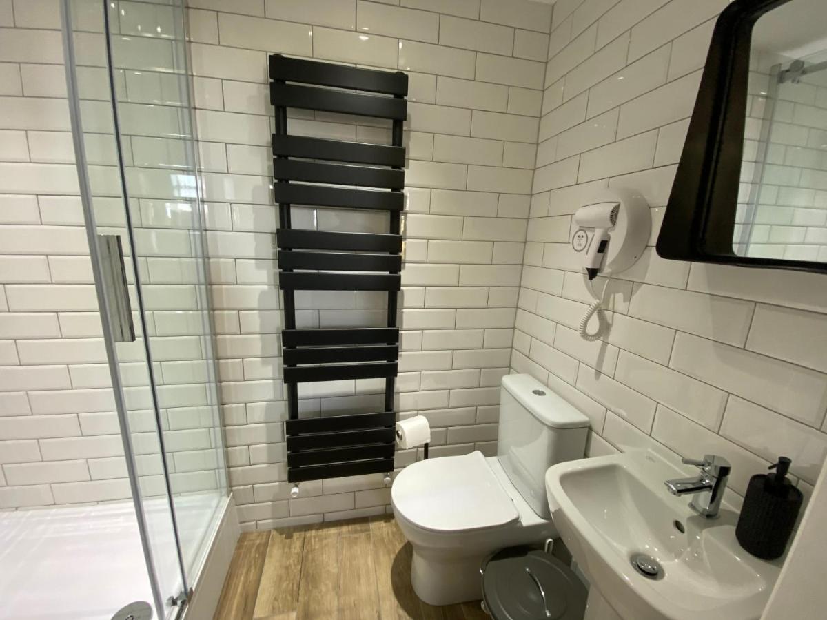 Queen Street Boutique Suites Edimburgo Exterior foto A heated towel rail in a bathroom