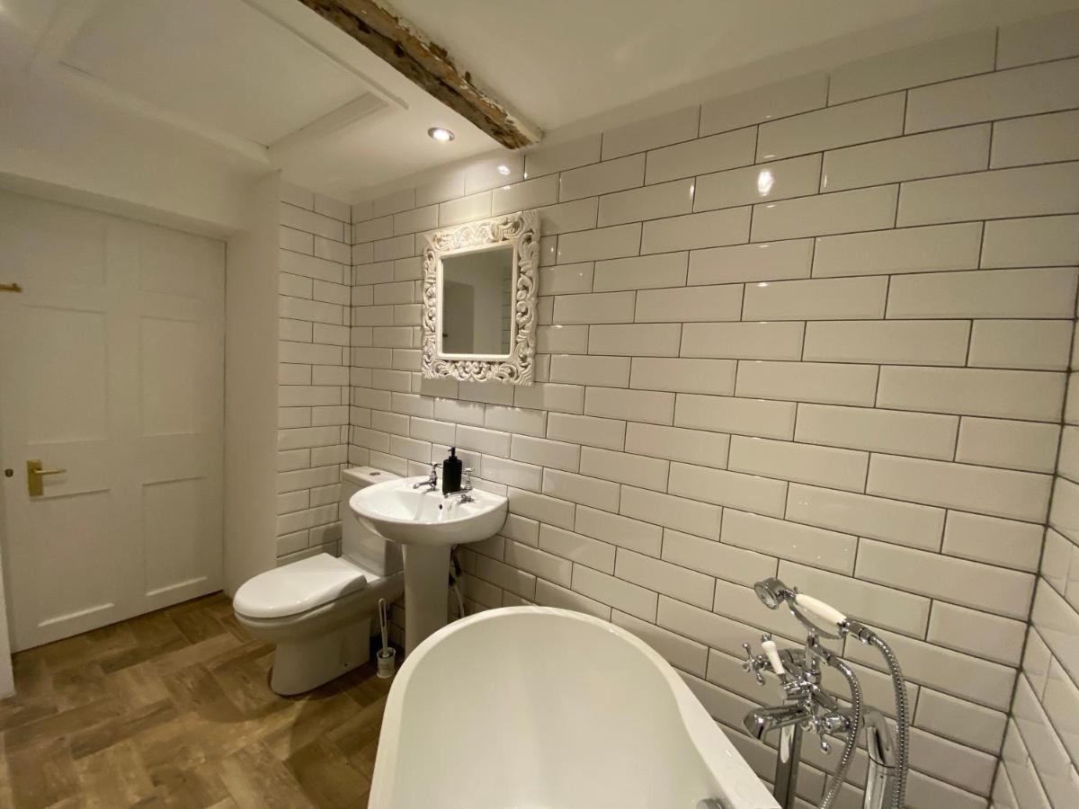 Queen Street Boutique Suites Edimburgo Exterior foto Bathroom with white metro tiles