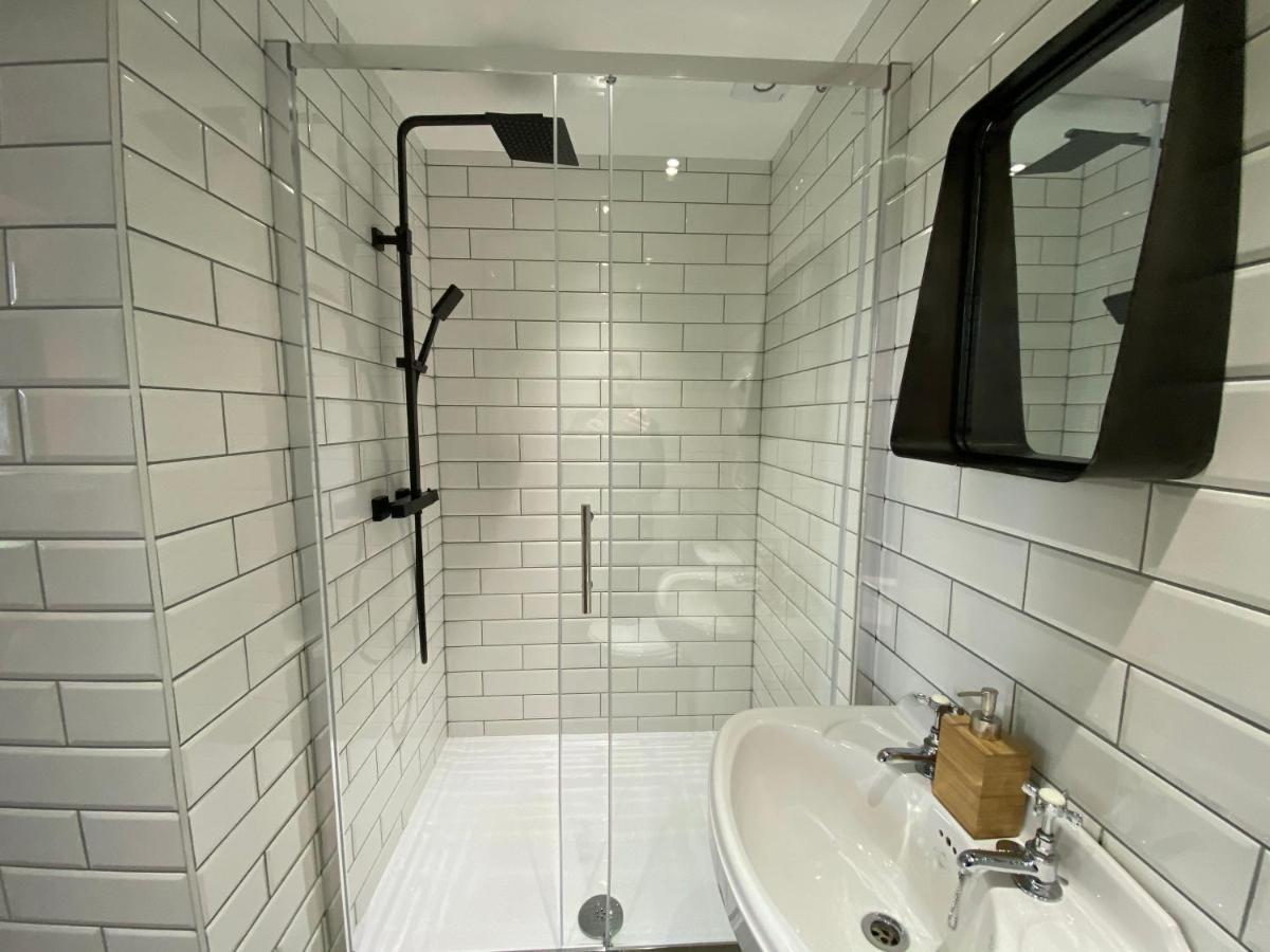 Queen Street Boutique Suites Edimburgo Exterior foto A shower cubicle