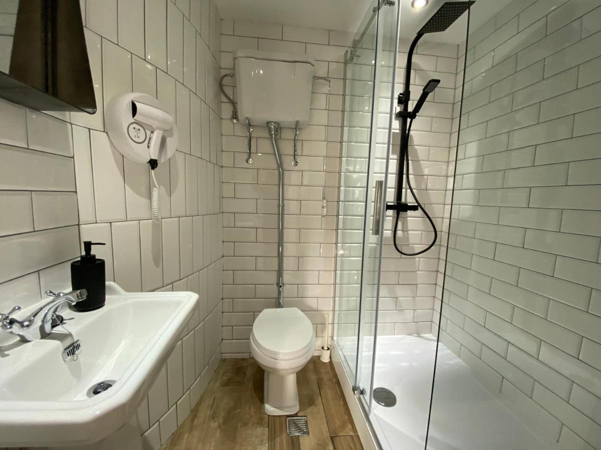 Queen Street Boutique Suites Edimburgo Exterior foto A shower room