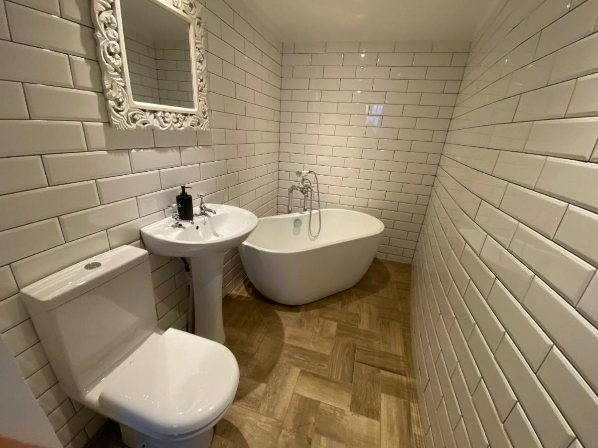 Queen Street Boutique Suites Edimburgo Exterior foto Bathroom with white metro tiles